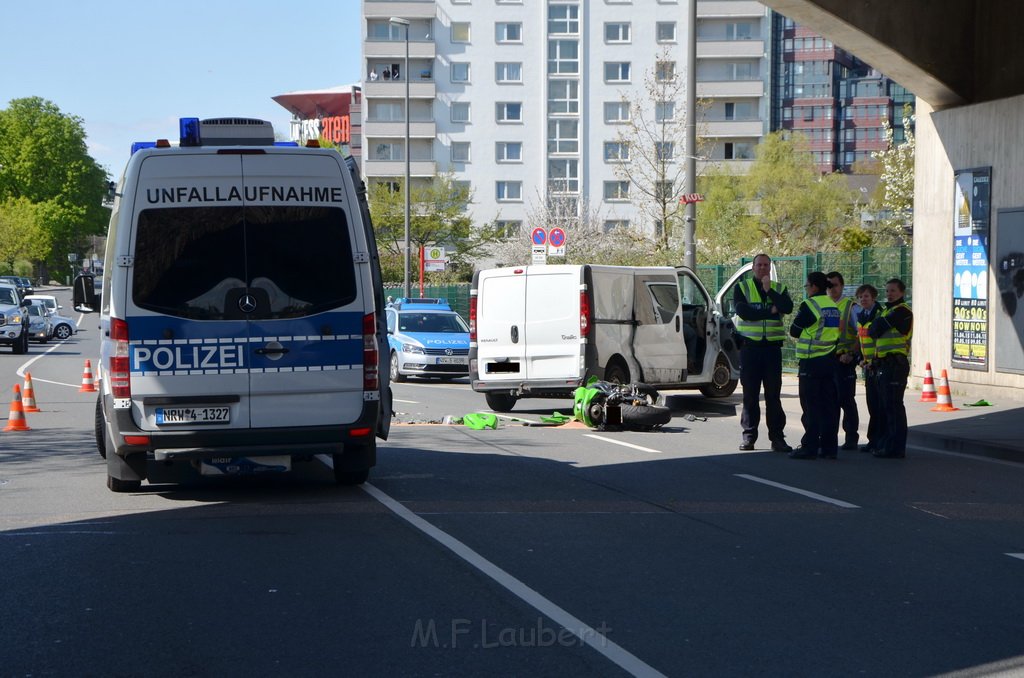 Schwerer VU Krad Kleintransporter Koeln deutz Gummersbacherstr P173.JPG - Miklos Laubert